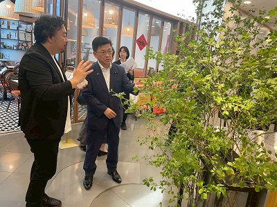 上海で日本産花きを取り扱う事業者と意見交換を行う庄子農林水産大臣政務官（中央）