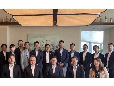 上海で食品事業者及び輸出支援プラットフォーム担当者との意見交換に出席する庄子農林水産大臣政務官（前列中央）