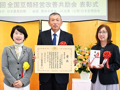 受賞者と山本農林水産大臣政務官（左）