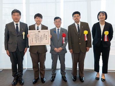 農林水産大臣賞受賞団体と庄子農林水産大臣政務官