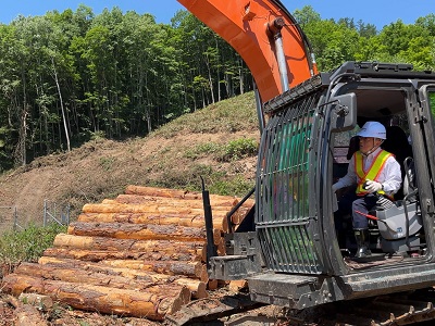 富良野市でICTハーベスタによる造材作業を視察する庄子農林水産大臣政務官