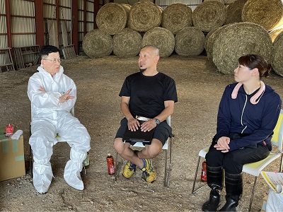 妹背牛町で酪農家と意見交換をする庄子農林水産大臣政務官