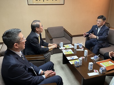札幌市で乳業メーカーと意見交換をする庄子農林水産大臣政務官