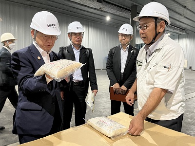 小樽市で中国向け精米輸出のための登録くん蒸倉庫を視察する庄子農林水産大臣政務官