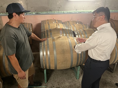 三笠市で醸造用ぶどう施設・ほ場を視察する庄子農林水産大臣政務官