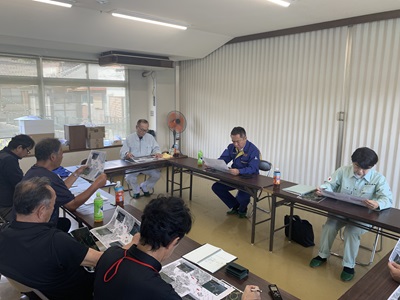 浦村地区の被災状況について説明を受ける山本農林水産大臣政務官（右端）