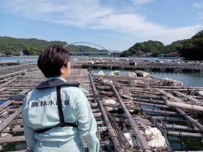 船上からカキ養殖いかだの被災状況を調査する山本農林水産大臣政務官