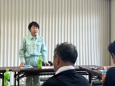 漁業者と意見交換を行う山本農林水産大臣政務官