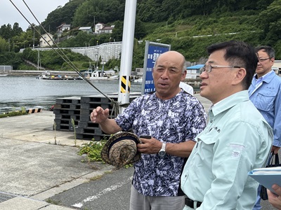 唐桑地区の被害状況について説明を受ける庄子農林水産大臣政務官