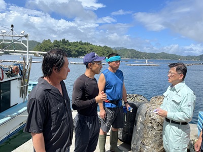 大島地区の被災状況について説明を受ける庄子農林水産大臣政務官