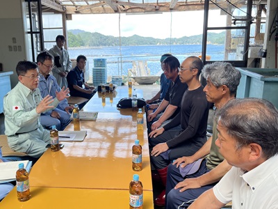 カキ養殖漁業関係者と意見交換を行う庄子農林水産大臣政務官（左端）