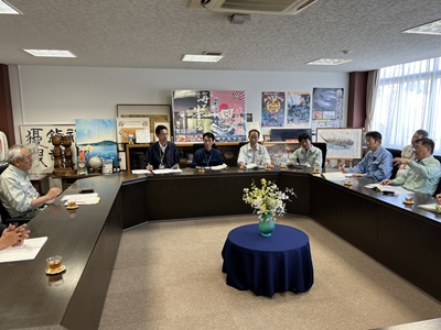 気仙沼市長と意見交換を行う庄子農林水産大臣政務官（右端）