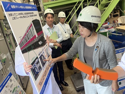 高い加工性･強度を有する改質リグニンの説明を受ける山本農林水産大臣政務官