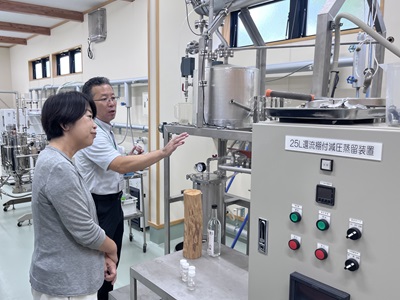 木の酒製造実証施設を視察する山本農林水産大臣政務官