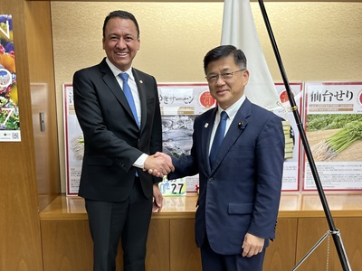 アンヘル・マヌエル・マネロ・カンポス ペルー農業開発・灌漑大臣と握手する庄子農林水産大臣政務官