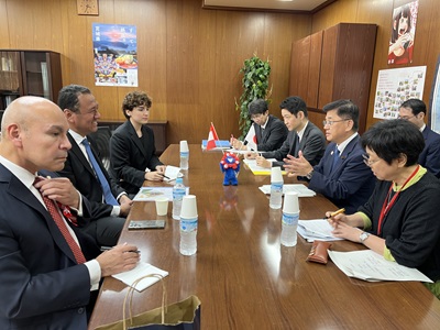 アンヘル・マヌエル・マネロ・カンポス ペルー農業開発・灌漑大臣と会談する庄子農林水産大臣政務官