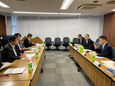 全漁連と意見交換を行う庄子農林水産大臣政務官（右側の列左から３番目）