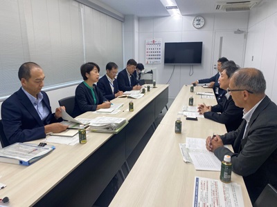 食品産業センターと意見交換を行う山本農林水産大臣政務官（左から2人目）