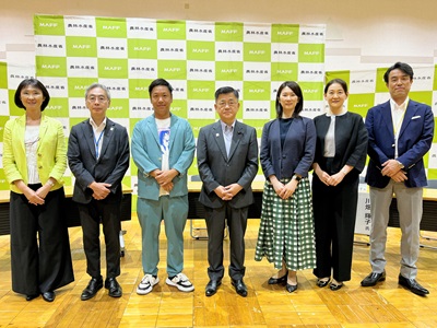 登壇者と庄子農林水産大臣政務官（中央）