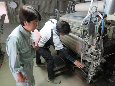 氷川町でい草織り機の冠水被害の確認を行う山本農林水産大臣政務官