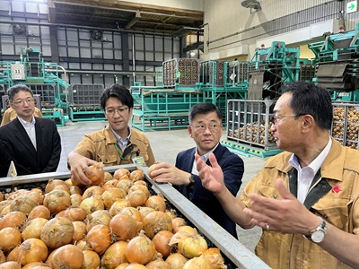 北見市でたまねぎの集出荷施設を現地調査する庄子農林水産大臣政務官 （右から2人目）