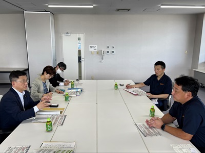 紋別市でホタテ貝の輸出関連事業者と意見交換を行う庄子農林水産大臣政務官 （左から1人目）