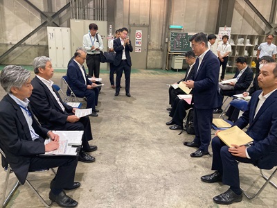 大空町で長いもの輸出関連事業者と意見交換を行う庄子農林水産大臣政務官（右列手前から2人目）