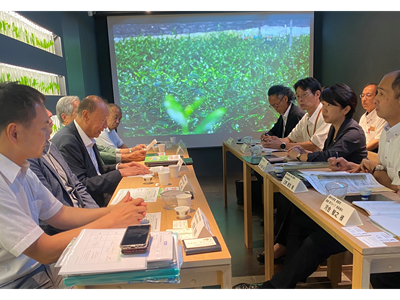 お茶の輸出関連事業者と意見交換を行う山本農林水産大臣政務官（右列2番目側）