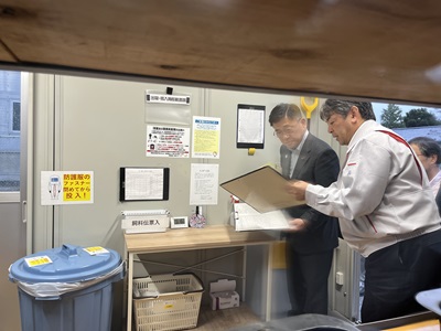 養鶏場の分割管理の状況について説明を受ける庄子農林水産大臣政務官