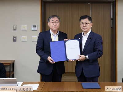 立花林政審議会会長に諮問文を手交する庄子農林水産大臣政務官（右）