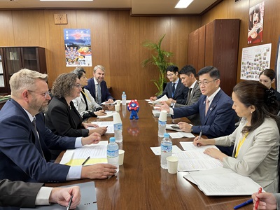 シーリ・ステンベアー フェロー諸島自治政府外務・産業・貿易大臣と会談する庄子農林水産大臣政務官