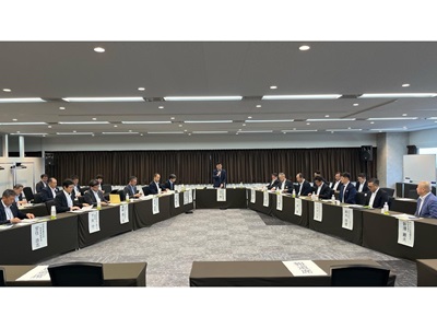 意見交換会で挨拶を行う庄子農林水産大臣政務官（中央）