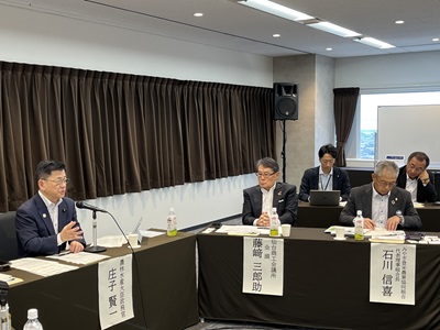 東北管内の事業者等と意見交換を行う庄子農林水産大臣政務官（左から1人目）