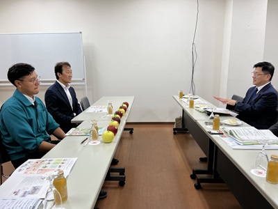 平川市でりんごの移出業者と農業参入等について意見交換を行う庄子農林水産大臣政務官(右)