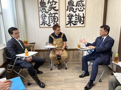 黒石市で水稲や大豆の有機栽培に取り組む生産者と意見交換を行う庄子農林水産大臣政務官(右)