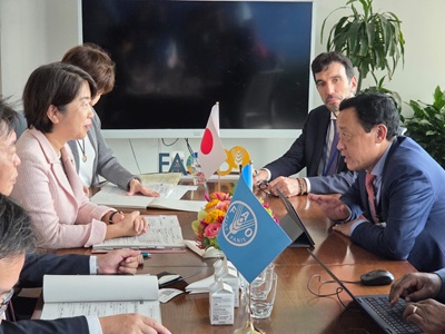 国連食糧農業機関（FAO）の屈事務局長と会談する山本農林水産大臣政務官