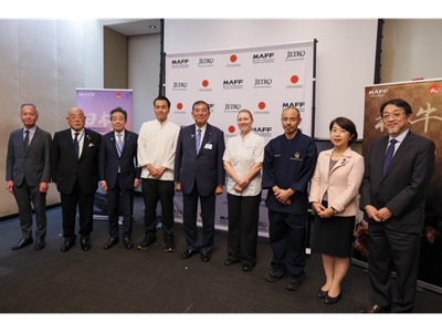 日本食レセプションで記念撮影を行う山本農林水産大臣政務官 （写真提供：内閣広報室）