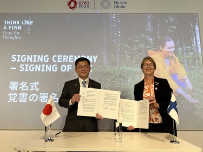 「協力覚書」に署名する庄子農林水産大臣政務官