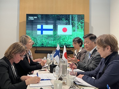 エサヤ農業・森林大臣と意見交換をする庄子農林水産大臣政務官（右から2人目）