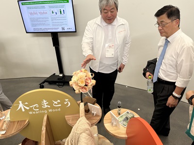 林野庁主催の日本の木材を活用した優れた木材製品等を紹介する展示「Wood Change 2025」の説明を受ける庄子農林水産大臣政務官（右）