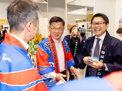 会場の視察を行う庄子農林水産大臣政務官