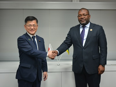 モマデ・アルナルド・ジュイーゾ モザンビーク海洋・漁業担当国務長官と握手する庄子農林水産大臣政務官