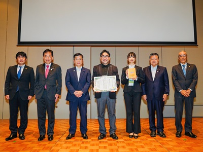 認定者と庄子農林水産大臣政務官(左から3人目)