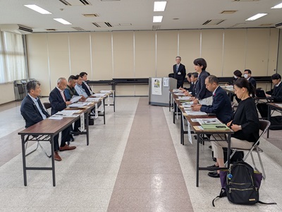 桃の生産者団体と意見交換を行う山本農林水産大臣政務官（右列3番目）