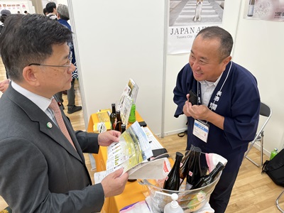 有機米を使用した日本酒について説明を受ける庄子農林水産大臣政務官（左）