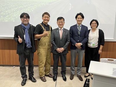 セミナー「農業の大規模化と有機農業」の登壇者と庄子農林水産大臣政務官(中央)