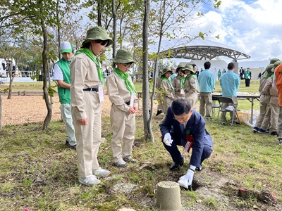 育樹活動を行う庄子農林水産大臣政務官