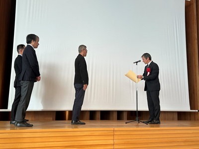 内閣総理大臣賞の授与を行う広瀬農林水産大臣政務官