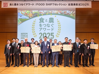 受賞者と山本農林水産大臣政務官（前列中央）