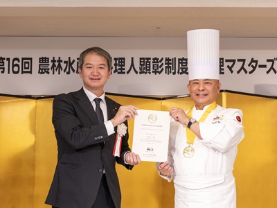 受賞者に授与証及びメダルを授与する広瀬農林水産大臣政務官
